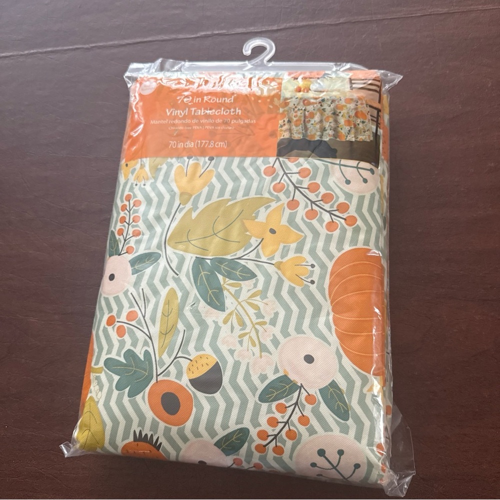 NWT 70 in Diameter- Round Vinyl Tablecloth Fall Pumpkins and Leaves
